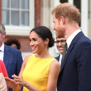 La duchesse Meghan de Sussex (Meghan Markle), vêtue d'une robe Brandon Maxwell, et le prince Harry prenaient part le 5 juillet 2018 à une réception avec 120 jeunes leaders du Commonwealth venus d'Australie, de Nouvelle-Zélande, des îles Tonga et des Fidji, à Marlborough House à Londres.