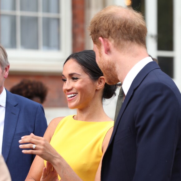 La duchesse Meghan de Sussex (Meghan Markle), vêtue d'une robe Brandon Maxwell, et le prince Harry prenaient part le 5 juillet 2018 à une réception avec 120 jeunes leaders du Commonwealth venus d'Australie, de Nouvelle-Zélande, des îles Tonga et des Fidji, à Marlborough House à Londres.