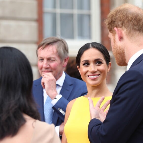 La duchesse Meghan de Sussex (Meghan Markle), vêtue d'une robe Brandon Maxwell, et le prince Harry prenaient part le 5 juillet 2018 à une réception avec 120 jeunes leaders du Commonwealth venus d'Australie, de Nouvelle-Zélande, des îles Tonga et des Fidji, à Marlborough House à Londres.