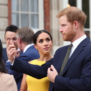 La duchesse Meghan de Sussex (Meghan Markle), vêtue d'une robe Brandon Maxwell, et le prince Harry prenaient part le 5 juillet 2018 à une réception avec 120 jeunes leaders du Commonwealth venus d'Australie, de Nouvelle-Zélande, des îles Tonga et des Fidji, à Marlborough House à Londres.