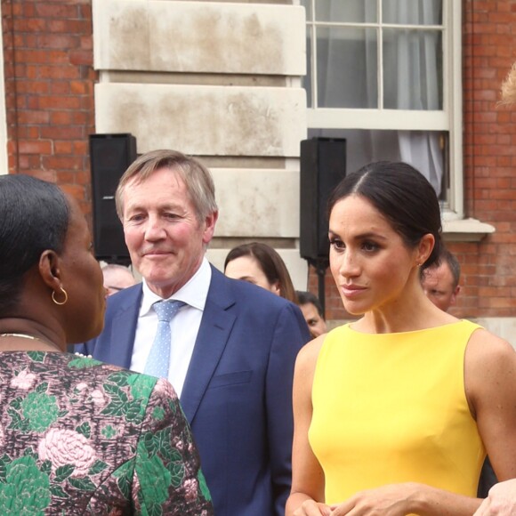 La duchesse Meghan de Sussex (Meghan Markle), vêtue d'une robe Brandon Maxwell, et le prince Harry prenaient part le 5 juillet 2018 à une réception avec 120 jeunes leaders du Commonwealth venus d'Australie, de Nouvelle-Zélande, des îles Tonga et des Fidji, à Marlborough House à Londres.