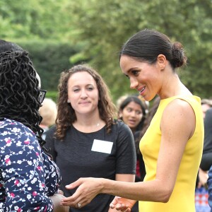 La duchesse Meghan de Sussex (Meghan Markle), vêtue d'une robe Brandon Maxwell, et le prince Harry prenaient part le 5 juillet 2018 à une réception avec 120 jeunes leaders du Commonwealth venus d'Australie, de Nouvelle-Zélande, des îles Tonga et des Fidji, à Marlborough House à Londres.