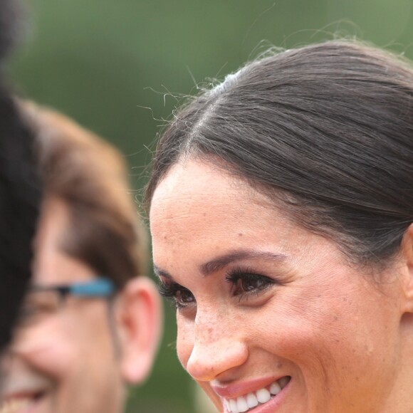 La duchesse Meghan de Sussex (Meghan Markle), vêtue d'une robe Brandon Maxwell, et le prince Harry prenaient part le 5 juillet 2018 à une réception avec 120 jeunes leaders du Commonwealth venus d'Australie, de Nouvelle-Zélande, des îles Tonga et des Fidji, à Marlborough House à Londres.