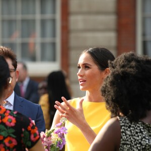 La duchesse Meghan de Sussex (Meghan Markle), vêtue d'une robe Brandon Maxwell, et le prince Harry prenaient part le 5 juillet 2018 à une réception avec 120 jeunes leaders du Commonwealth venus d'Australie, de Nouvelle-Zélande, des îles Tonga et des Fidji, à Marlborough House à Londres.