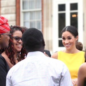 La duchesse Meghan de Sussex (Meghan Markle), vêtue d'une robe Brandon Maxwell, et le prince Harry prenaient part le 5 juillet 2018 à une réception avec 120 jeunes leaders du Commonwealth venus d'Australie, de Nouvelle-Zélande, des îles Tonga et des Fidji, à Marlborough House à Londres.