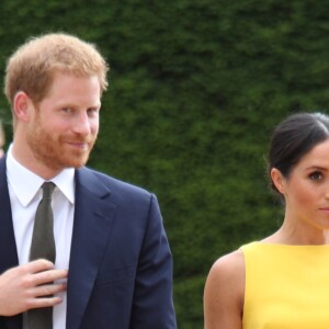 La duchesse Meghan de Sussex (Meghan Markle), vêtue d'une robe Brandon Maxwell, et le prince Harry prenaient part le 5 juillet 2018 à une réception avec 120 jeunes leaders du Commonwealth venus d'Australie, de Nouvelle-Zélande, des îles Tonga et des Fidji, à Marlborough House à Londres.