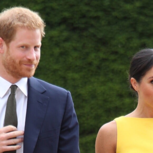 La duchesse Meghan de Sussex (Meghan Markle), vêtue d'une robe Brandon Maxwell, et le prince Harry prenaient part le 5 juillet 2018 à une réception avec 120 jeunes leaders du Commonwealth venus d'Australie, de Nouvelle-Zélande, des îles Tonga et des Fidji, à Marlborough House à Londres.