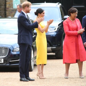 La duchesse Meghan de Sussex (Meghan Markle), vêtue d'une robe Brandon Maxwell, et le prince Harry prenaient part le 5 juillet 2018 à une réception avec 120 jeunes leaders du Commonwealth venus d'Australie, de Nouvelle-Zélande, des îles Tonga et des Fidji, à Marlborough House à Londres.