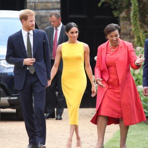 La duchesse Meghan de Sussex (Meghan Markle), vêtue d'une robe Brandon Maxwell, et le prince Harry prenaient part le 5 juillet 2018 à une réception avec 120 jeunes leaders du Commonwealth venus d'Australie, de Nouvelle-Zélande, des îles Tonga et des Fidji, à Marlborough House à Londres.