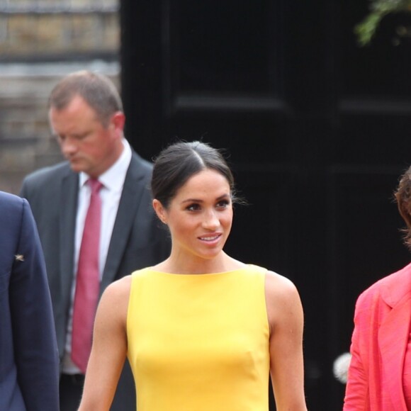 La duchesse Meghan de Sussex (Meghan Markle), vêtue d'une robe Brandon Maxwell, et le prince Harry prenaient part le 5 juillet 2018 à une réception avec 120 jeunes leaders du Commonwealth venus d'Australie, de Nouvelle-Zélande, des îles Tonga et des Fidji, à Marlborough House à Londres.