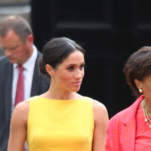 La duchesse Meghan de Sussex (Meghan Markle), vêtue d'une robe Brandon Maxwell, et le prince Harry prenaient part le 5 juillet 2018 à une réception avec 120 jeunes leaders du Commonwealth venus d'Australie, de Nouvelle-Zélande, des îles Tonga et des Fidji, à Marlborough House à Londres.