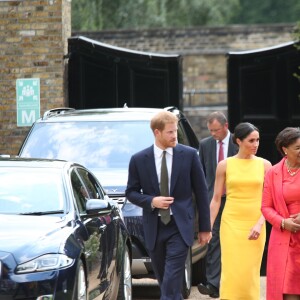 La duchesse Meghan de Sussex (Meghan Markle), vêtue d'une robe Brandon Maxwell, et le prince Harry prenaient part le 5 juillet 2018 à une réception avec 120 jeunes leaders du Commonwealth venus d'Australie, de Nouvelle-Zélande, des îles Tonga et des Fidji, à Marlborough House à Londres.