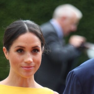 La duchesse Meghan de Sussex (Meghan Markle), vêtue d'une robe Brandon Maxwell, et le prince Harry prenaient part le 5 juillet 2018 à une réception avec 120 jeunes leaders du Commonwealth venus d'Australie, de Nouvelle-Zélande, des îles Tonga et des Fidji, à Marlborough House à Londres.