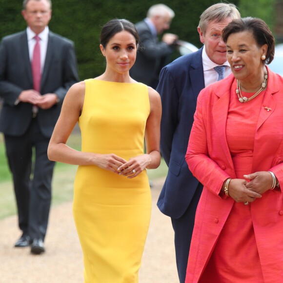 La duchesse Meghan de Sussex (Meghan Markle), vêtue d'une robe Brandon Maxwell, et le prince Harry prenaient part le 5 juillet 2018 à une réception avec 120 jeunes leaders du Commonwealth venus d'Australie, de Nouvelle-Zélande, des îles Tonga et des Fidji, à Marlborough House à Londres.