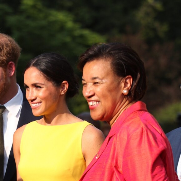 La duchesse Meghan de Sussex (Meghan Markle), vêtue d'une robe Brandon Maxwell, et le prince Harry prenaient part le 5 juillet 2018 à une réception avec 120 jeunes leaders du Commonwealth venus d'Australie, de Nouvelle-Zélande, des îles Tonga et des Fidji, à Marlborough House à Londres.