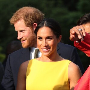 La duchesse Meghan de Sussex (Meghan Markle), vêtue d'une robe Brandon Maxwell, et le prince Harry prenaient part le 5 juillet 2018 à une réception avec 120 jeunes leaders du Commonwealth venus d'Australie, de Nouvelle-Zélande, des îles Tonga et des Fidji, à Marlborough House à Londres.