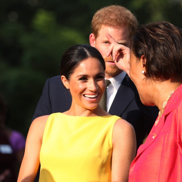 La duchesse Meghan de Sussex (Meghan Markle), vêtue d'une robe Brandon Maxwell, et le prince Harry prenaient part le 5 juillet 2018 à une réception avec 120 jeunes leaders du Commonwealth venus d'Australie, de Nouvelle-Zélande, des îles Tonga et des Fidji, à Marlborough House à Londres.