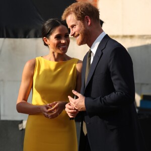 La duchesse Meghan de Sussex (Meghan Markle), vêtue d'une robe Brandon Maxwell, et le prince Harry prenaient part le 5 juillet 2018 à une réception avec 120 jeunes leaders du Commonwealth venus d'Australie, de Nouvelle-Zélande, des îles Tonga et des Fidji, à Marlborough House à Londres.