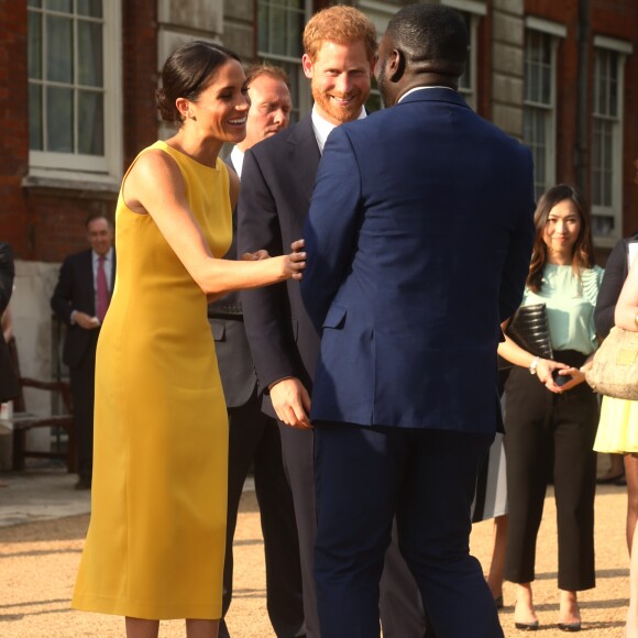 La duchesse Meghan de Sussex (Meghan Markle), vêtue d'une robe Brandon Maxwell, et le prince Harry prenaient part le 5 juillet 2018 à une réception avec 120 jeunes leaders du Commonwealth venus d'Australie, de Nouvelle-Zélande, des îles Tonga et des Fidji, à Marlborough House à Londres.