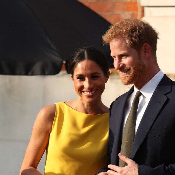 La duchesse Meghan de Sussex (Meghan Markle), vêtue d'une robe Brandon Maxwell, et le prince Harry prenaient part le 5 juillet 2018 à une réception avec 120 jeunes leaders du Commonwealth venus d'Australie, de Nouvelle-Zélande, des îles Tonga et des Fidji, à Marlborough House à Londres.