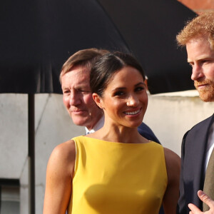 La duchesse Meghan de Sussex (Meghan Markle), vêtue d'une robe Brandon Maxwell, et le prince Harry prenaient part le 5 juillet 2018 à une réception avec 120 jeunes leaders du Commonwealth venus d'Australie, de Nouvelle-Zélande, des îles Tonga et des Fidji, à Marlborough House à Londres.