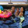 Cristiano Ronaldo se baigne dans la piscine de sa maison de Madrid avec sa compagne Georgina Rodriguez et ses jumeaux Eva et Mateo. Instagram, le 31 janvier 2018.