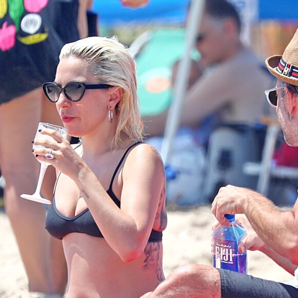 Exclusif - Lady Gaga et son compagnon Christian Carino en vacances sous le soleil des Hamptons, le 1er juillet 2018.