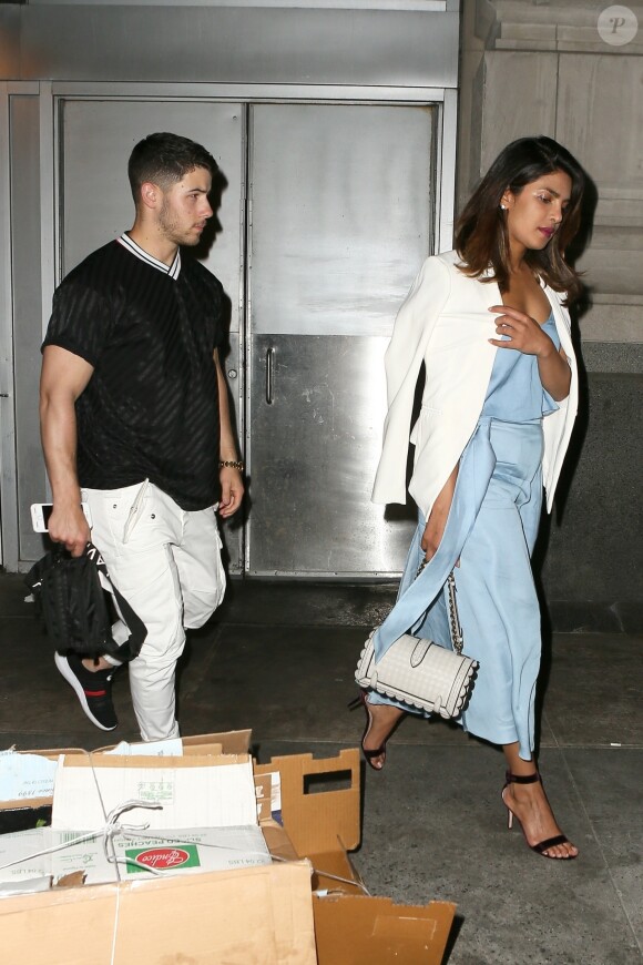 Priyanka Chopra et Nick Jonas sortent du restaurant Park Avenue Summer après avoir dîné ensemble à New York, le 12 juin 2018.