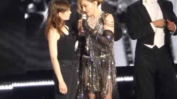 Christine and The Queens rejoint Madonna sur scène lors du "Rebel Heart Tour" à l'AccorHotels Arena, à Paris, le 10 décembre 2015.