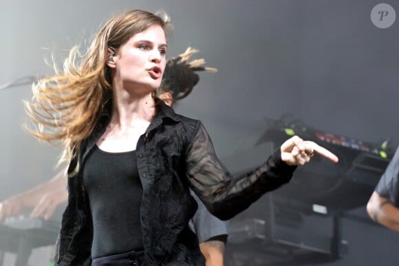 Christine and The Queens en concert lors du Festival Fnac Live devant l'hôtel de ville de Paris, le 16 juillet 2015.