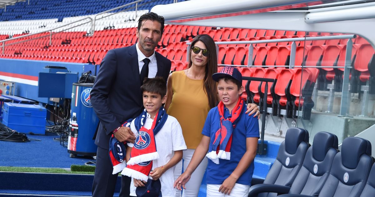 Présentation du gardien de but italien Gianluigi Buffon au ...