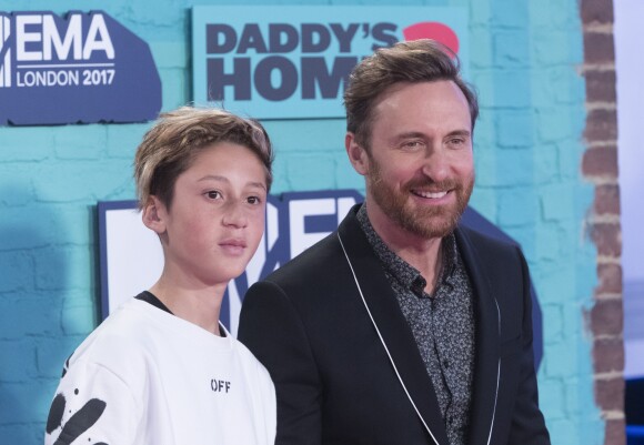 David Guetta et son fils Elvis lors des EMA Awards en novembre 2017, à Londres.