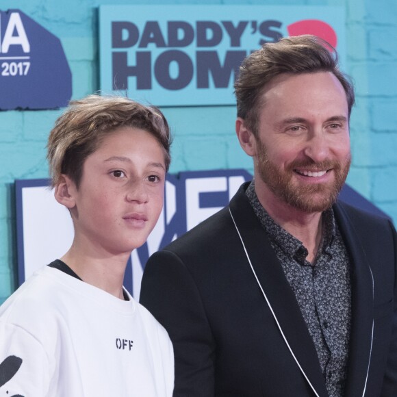 David Guetta et son fils Elvis lors des EMA Awards en novembre 2017, à Londres.