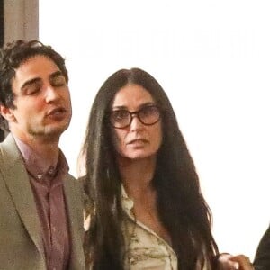 Exclusif - Demi Moore salue ses amis après un repas à Beverly Hills le 6 juin 2018.