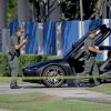 Une BMW est garée près du vendeur de moto où le rappeur XXXTentacion a été assassiné le 18 juin 2018 à Miami. 
