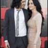 Katy Perry et Russell Brand se sont fiancés en décembre 2009 en Inde, après deux mois de relation. Le coupel s'est marié lors d'une cérémonie traditionelle hindou en Inde, en octobre 2010 avant de se séparer 14 mois plus tard.