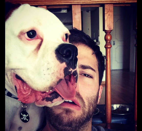 L'acteur et mannequin Corey Sligh et son chien. 2014.