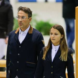 Exclusif - Julien Courbet et sa fille Lola Courbet, au Jumping International de Bordeaux, le 5 février 2016. Julien et Lola Courbet montent pour leur partenaire Victory Horse. © Thibaud Moritz/Quentin Salinier