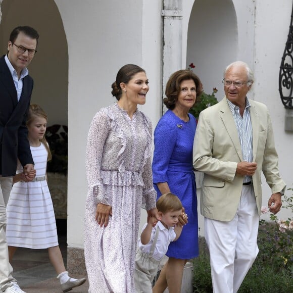 La princesse héritière Victoria de Suède, entourée de son mari le prince Daniel, ses enfants la princesse Estelle et le prince Oscar, et ses parents le roi Carl XVI Gustaf et la reine Silvia, célébrait le 14 juillet 2018 son anniversaire, rencontrant le public à la Villa Solliden sur l'île d'Öland.