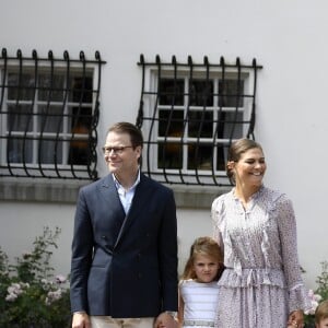 La princesse héritière Victoria de Suède, entourée de son mari le prince Daniel, ses enfants la princesse Estelle et le prince Oscar, et ses parents le roi Carl XVI Gustaf et la reine Silvia, célébrait le 14 juillet 2018 son anniversaire, rencontrant le public à la Villa Solliden sur l'île d'Öland.