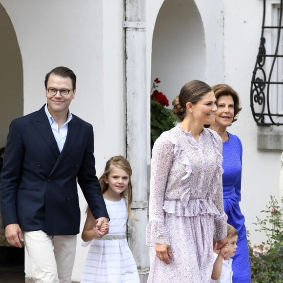 La princesse héritière Victoria de Suède, entourée de son mari le prince Daniel, ses enfants la princesse Estelle et le prince Oscar, et ses parents le roi Carl XVI Gustaf et la reine Silvia, célébrait le 14 juillet 2018 son anniversaire, rencontrant le public à la Villa Solliden sur l'île d'Öland.