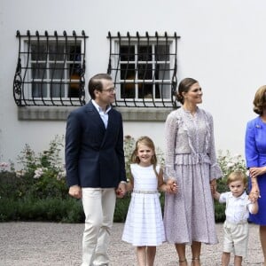 La princesse héritière Victoria de Suède, entourée de son mari le prince Daniel, ses enfants la princesse Estelle et le prince Oscar, et ses parents le roi Carl XVI Gustaf et la reine Silvia, célébrait le 14 juillet 2018 son anniversaire, rencontrant le public à la Villa Solliden sur l'île d'Öland.