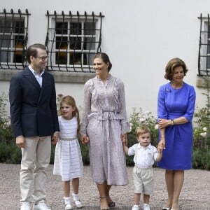 La princesse héritière Victoria de Suède, entourée de son mari le prince Daniel, ses enfants la princesse Estelle et le prince Oscar, et ses parents le roi Carl XVI Gustaf et la reine Silvia, célébrait le 14 juillet 2018 son anniversaire, rencontrant le public à la Villa Solliden sur l'île d'Öland.