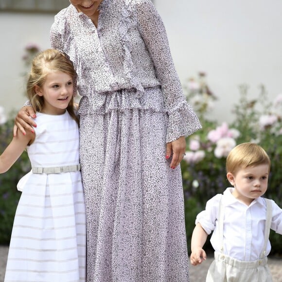 La princesse héritière Victoria de Suède, entourée de son mari le prince Daniel, ses enfants la princesse Estelle et le prince Oscar, et ses parents le roi Carl XVI Gustaf et la reine Silvia, célébrait le 14 juillet 2018 son anniversaire, rencontrant le public à la Villa Solliden sur l'île d'Öland.