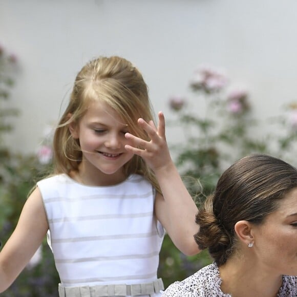 La princesse héritière Victoria de Suède, entourée de son mari le prince Daniel, ses enfants la princesse Estelle et le prince Oscar, et ses parents le roi Carl XVI Gustaf et la reine Silvia, célébrait le 14 juillet 2018 son anniversaire, rencontrant le public à la Villa Solliden sur l'île d'Öland.