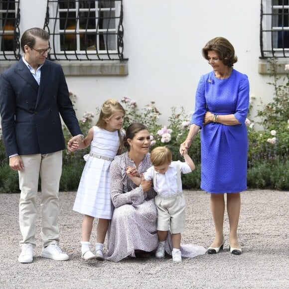 La princesse héritière Victoria de Suède, entourée de son mari le prince Daniel, ses enfants la princesse Estelle et le prince Oscar, et ses parents le roi Carl XVI Gustaf et la reine Silvia, célébrait le 14 juillet 2018 son anniversaire, rencontrant le public à la Villa Solliden sur l'île d'Öland.