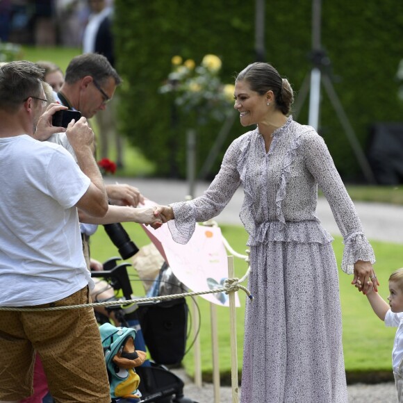 La princesse héritière Victoria de Suède, entourée de son mari le prince Daniel, ses enfants la princesse Estelle et le prince Oscar, et ses parents le roi Carl XVI Gustaf et la reine Silvia, célébrait le 14 juillet 2018 son anniversaire, rencontrant le public à la Villa Solliden sur l'île d'Öland.