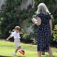 Le prince Oscar avec sa nouvelle nourrice australienne, Philippa. La princesse héritière Victoria de Suède, entourée de son mari le prince Daniel, ses enfants la princesse Estelle et le prince Oscar, et ses parents le roi Carl XVI Gustaf et la reine Silvia, célébrait le 14 juillet 2018 son anniversaire, rencontrant le public à la Villa Solliden sur l'île d'Öland. 