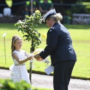 La princesse héritière Victoria de Suède, entourée de son mari le prince Daniel, ses enfants la princesse Estelle et le prince Oscar, et ses parents le roi Carl XVI Gustaf et la reine Silvia, célébrait le 14 juillet 2018 son anniversaire, rencontrant le public à la Villa Solliden sur l'île d'Öland.