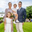  La princesse héritière Victoria de Suède, entourée de son mari le prince Daniel, ses enfants la princesse Estelle et le prince Oscar, et ses parents le roi Carl XVI Gustaf et la reine Silvia, célébrait le 14 juillet 2018 son anniversaire, rencontrant le public à la Villa Solliden sur l'île d'Öland. 